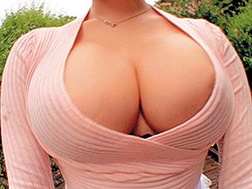 乳首びんびんドスケベ乳輪妻 でか乳輪パンチラ露出する爆乳肉尻痴女　サンプル画像04